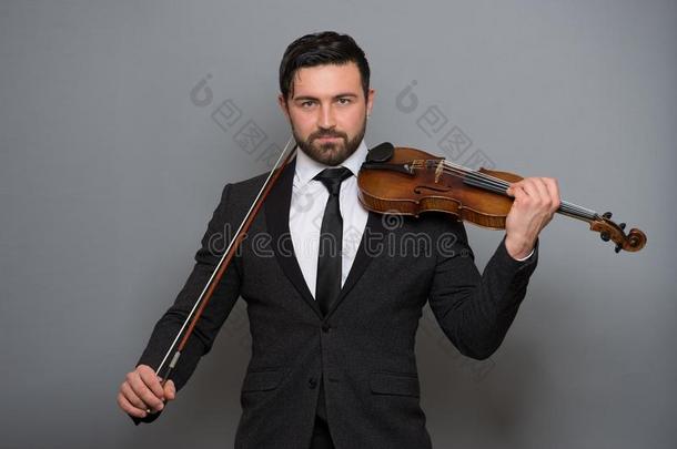 音乐家男人演奏指已提到的人小提琴.音乐的仪器向执行者