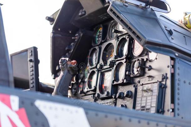 详细的看法关于军事的直升机驾驶员座舱和控制粘贴