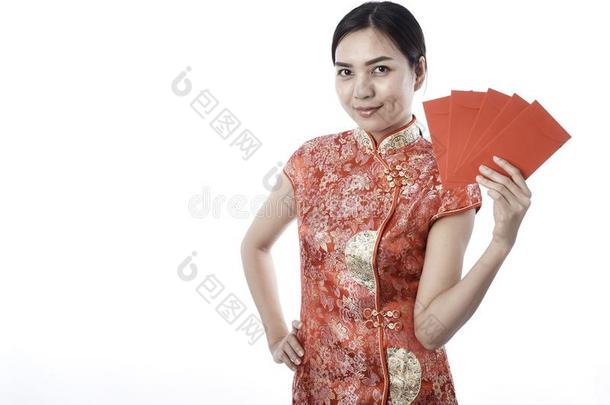中国人女人衣服拿住信封
