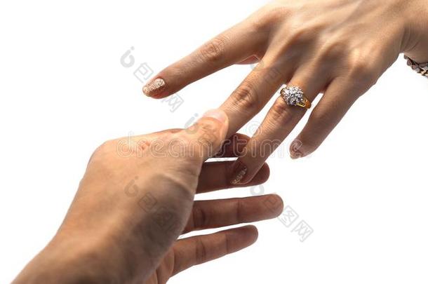 女人手和金钻石戒指和一家伙手佃户租种的土地她indication指示