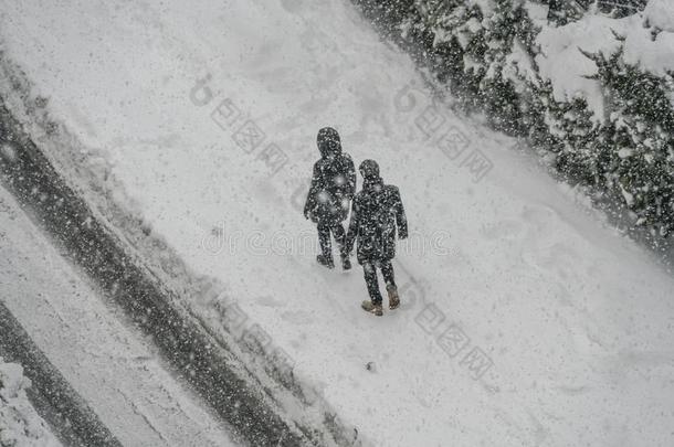 两个人步行向雪