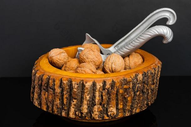 木制的碗关于胡桃和螺母<strong>薄脆</strong>饼干