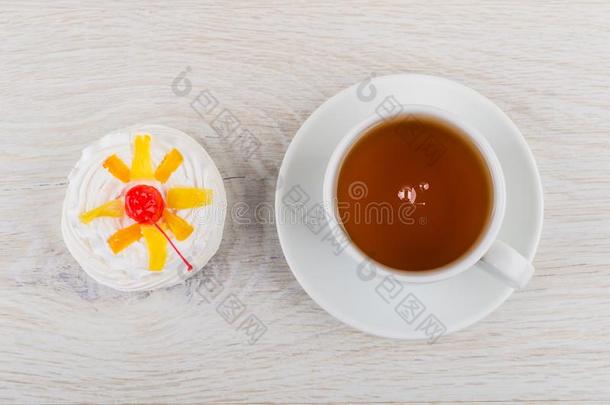 糕饼和樱桃和一件关于<strong>菠萝</strong>,<strong>杯子</strong>关于茶水