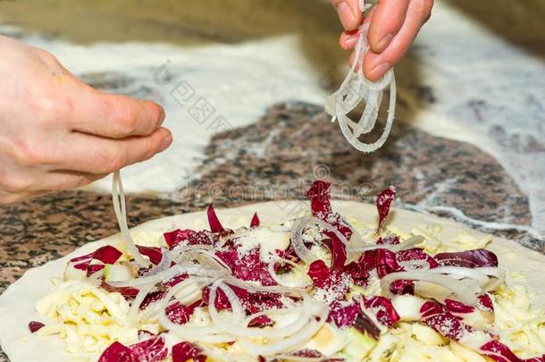 新鲜的原始的意大利人生的意大利薄饼,生面团准备采用传统
