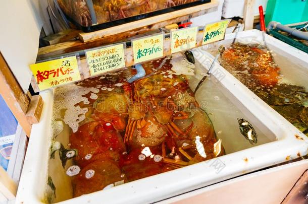 新鲜的和生活塔拉巴蟹为卖在鱼交易采用北海道,