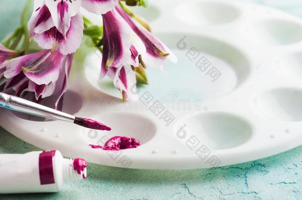 颜料刷子,紫色的水彩颜料和春季花