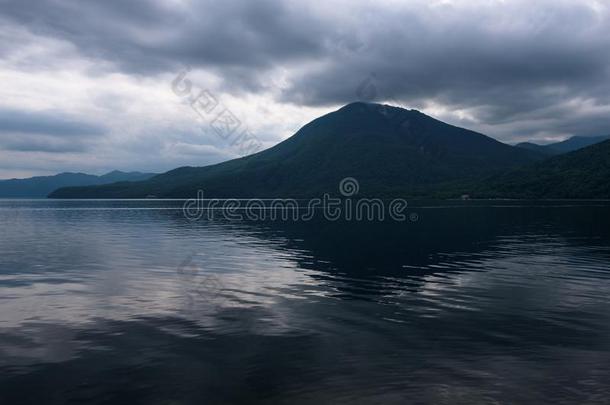 全景的看向美丽的清楚的山湖关于石科图-向