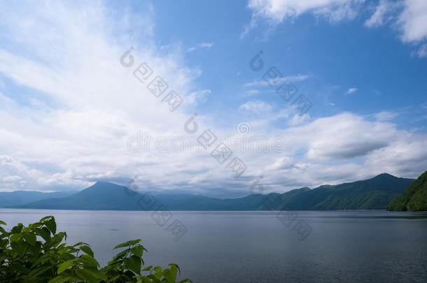 全景的看向美丽的清楚的山湖关于石科图-向