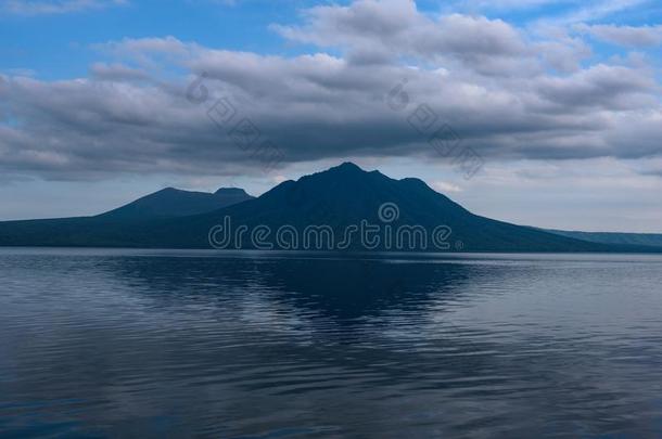 全景的看向美丽的清楚的山湖关于石科图-向