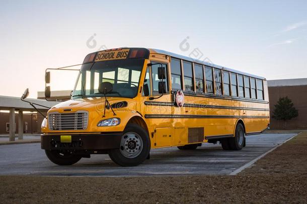 美国人黄色的黑的学校公共汽车向学校庭院运输