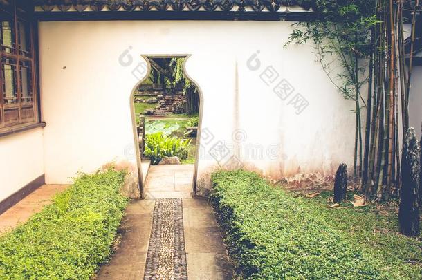看法关于中国人户外的花园和白色的墙和<strong>门洞</strong>.
