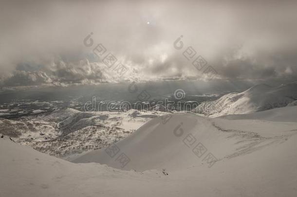 下雪的多云的山风景在近处五色温泉