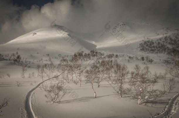 下雪的多云的山风景在近处五色温泉