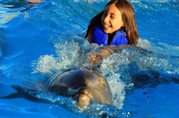 小的女孩孩子们游泳和一华丽的海豚脚蹼same同样的