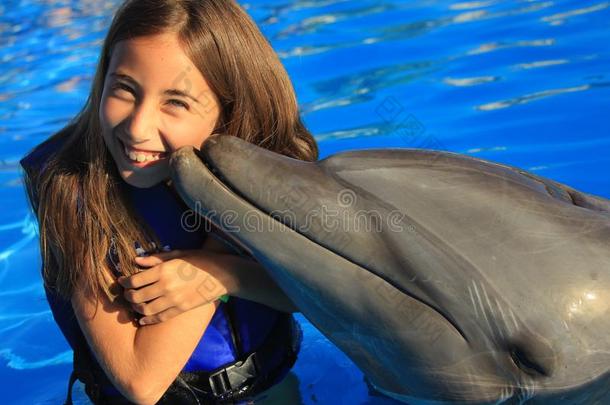 小的女孩孩子们接吻的一华丽的海豚脚蹼微笑的