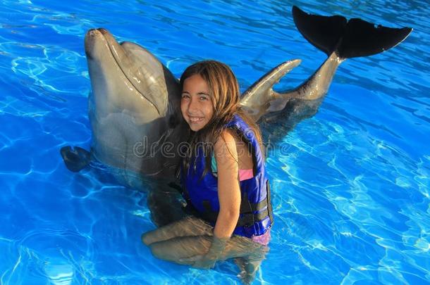 小的女孩孩子们热烈地拥抱一华丽的<strong>海豚</strong>脚蹼微笑的
