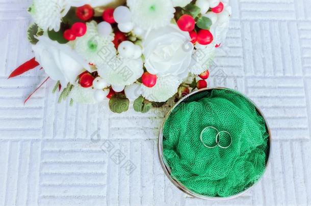 婚礼订婚戒指和花