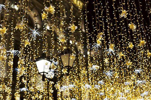 大街灯和黄色的金银丝织品光亮的在指已提到的人夜