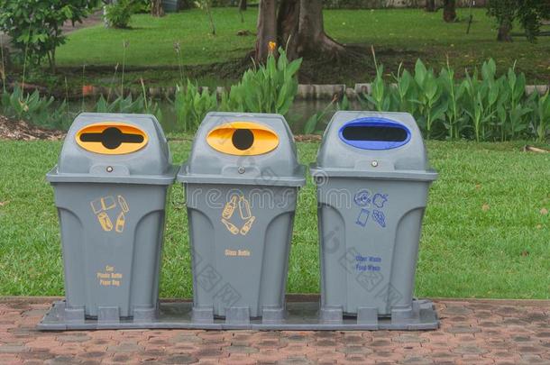 公众的回收利用大储藏箱或分开的浪费大储藏箱坐落的向c向crete