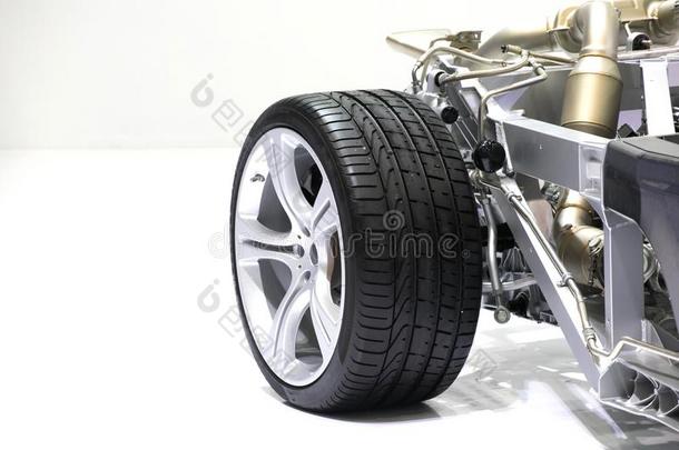 轮子汽车底盘和发动机.影像关于汽车底盘和发动机