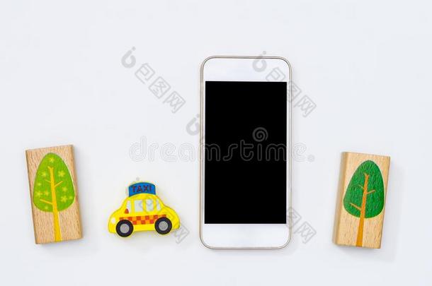 空的可移动的电话愚弄在上面和汽车和树玩具块为游戏《传奇》服务端下的一个文件夹名