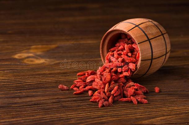 红色的干燥的<strong>枸杞</strong>浆果采用木材桶
