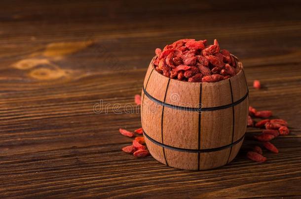 红色的干燥的枸杞浆果采用木材桶