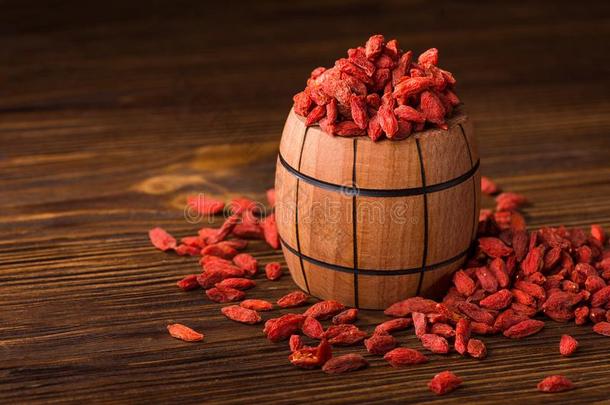 红色的干燥的枸杞浆果采用木材桶