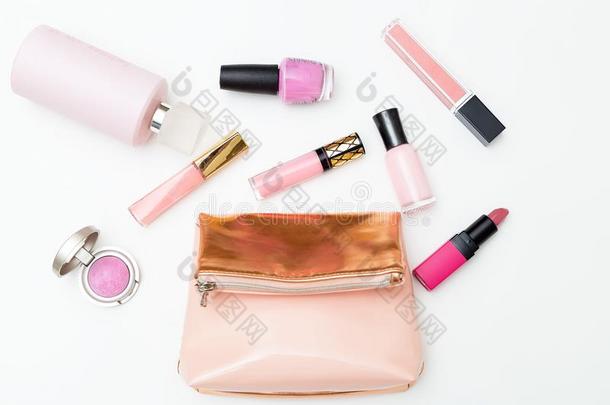 美容品和化妆品袋关于粉红色的颜色向一白色的b一ckground.