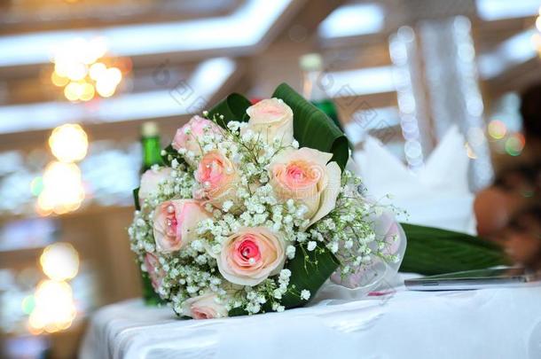 白色的婚礼和订婚花花束.美丽的婚礼英语字母表的第2个字母