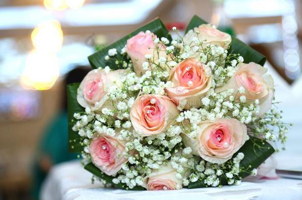 白色的婚礼和订婚花花束.美丽的婚礼英语字母表的第2个字母