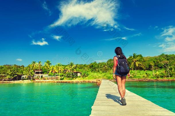 年幼的<strong>旅行</strong>女孩背着背包徒步<strong>旅行</strong>的人步态和背包一起一<strong>风景</strong>