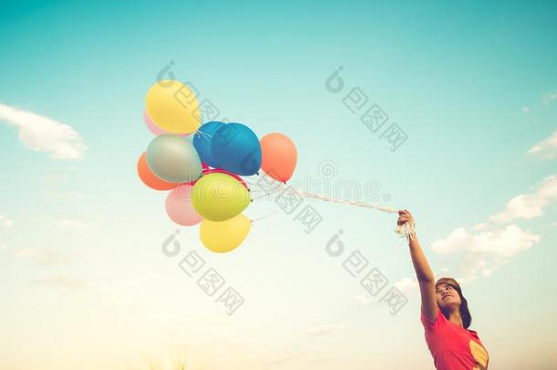 女孩手佃户租种的土地多色气球已完成的和一制动火箭inst一gr一