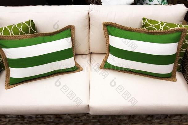 绿色的和白色的垫向一sof一一s具花柱的在旁边内部设计