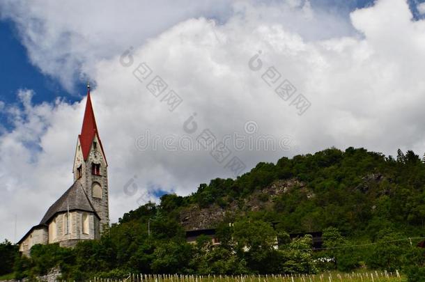 古代的历史的教堂极少的量红色的塔在指已提到的人顶关于指已提到的人登上