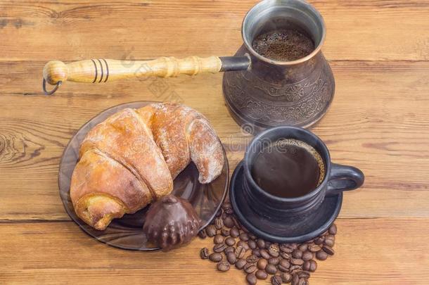 土耳其的咖啡豆,铜咖啡豆罐,羊角面包和巧克力鳟鱼