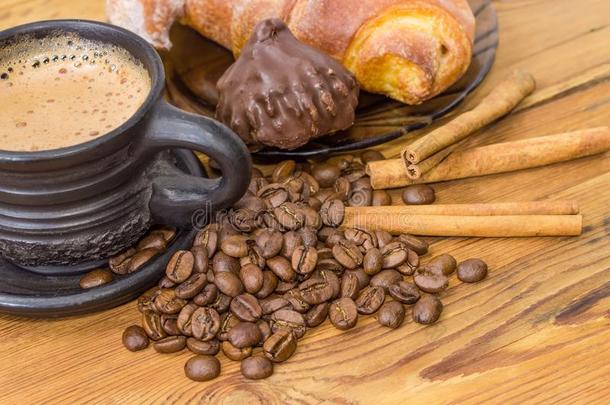 咖啡豆采用黑的陶器的杯子,羊角面包和巧克力块菌克洛