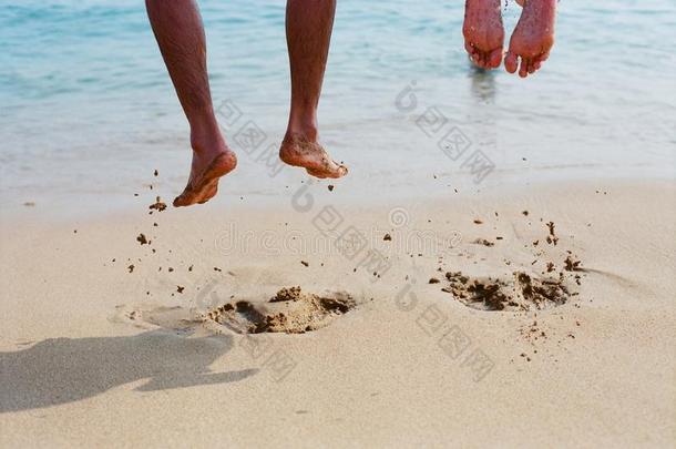 两个人是用于跳跃的向指已提到的人海滩