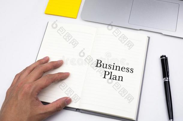 商业计划书面的向敞开的笔记簿向使工作书桌