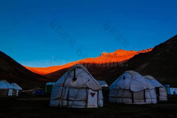 日出越过吉尔吉斯蒙古包在塔什-Rab在河和山谷采用Nary