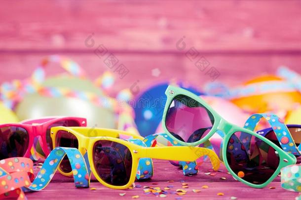 社交聚会横幅和彩色纸带和太阳镜