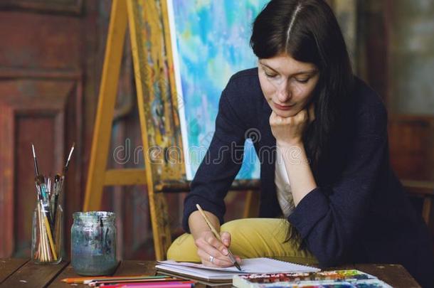 年幼的女人艺术家绘画照片和<strong>水彩绘</strong>画颜料和布鲁斯