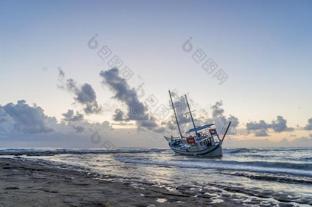 毁坏某物小船被放弃的台向海滩采用罗兹地貌名称希腊