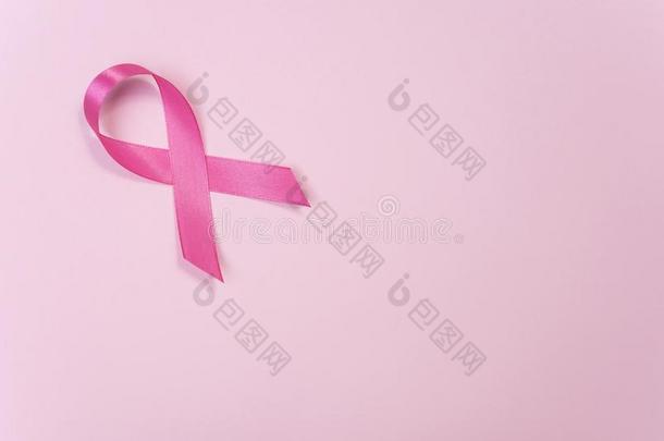粉红色的带乳房癌症向粉红色的背景.