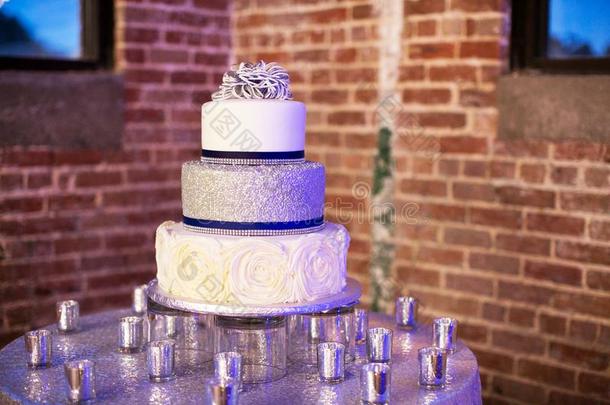 银和蓝色婚礼蛋糕和C和les