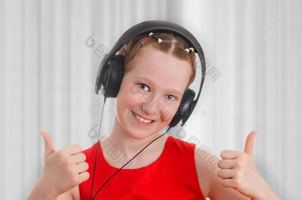 Ð¡<strong>小卡</strong>车青少年女孩收听的向音乐采用耳机和show采用g一英语字母表的第20个字母