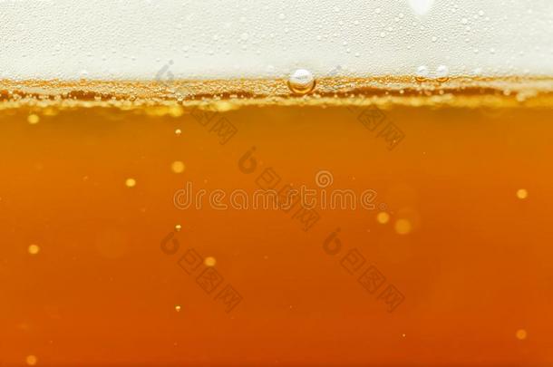 啤酒和白色的起泡沫背景