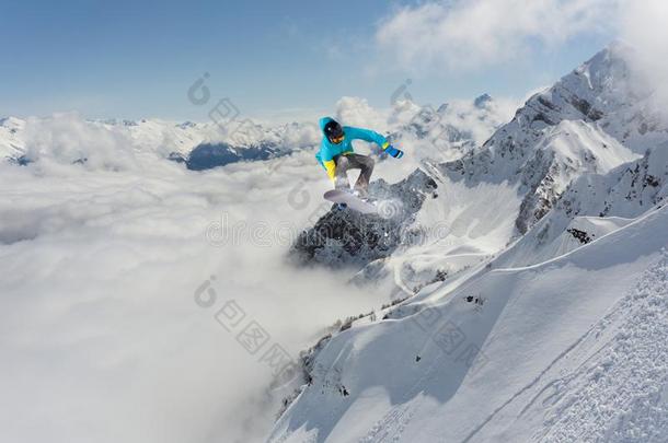 滑雪板骑手用于跳跃的向山.极端的滑雪板全能滑雪板