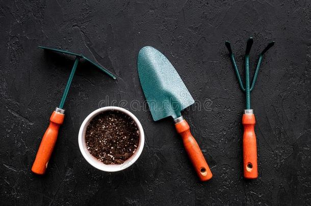 园艺工具:铁锹,餐叉,手中耕机,锄头向黑的背