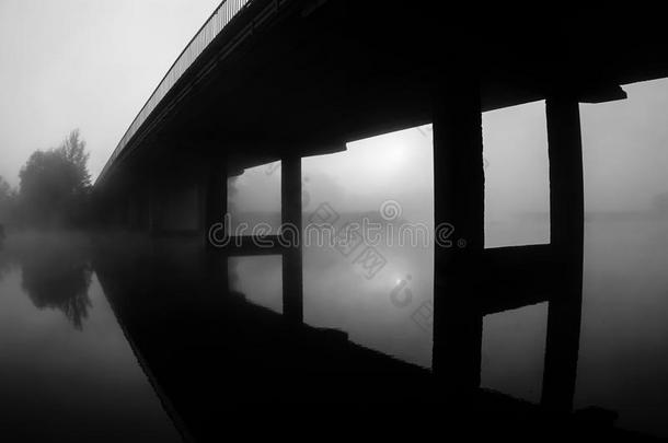 城市桥采用重的雾